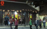 Người dân Hà Nội đến chùa cầu may mắn sáng mùng 1 Tết